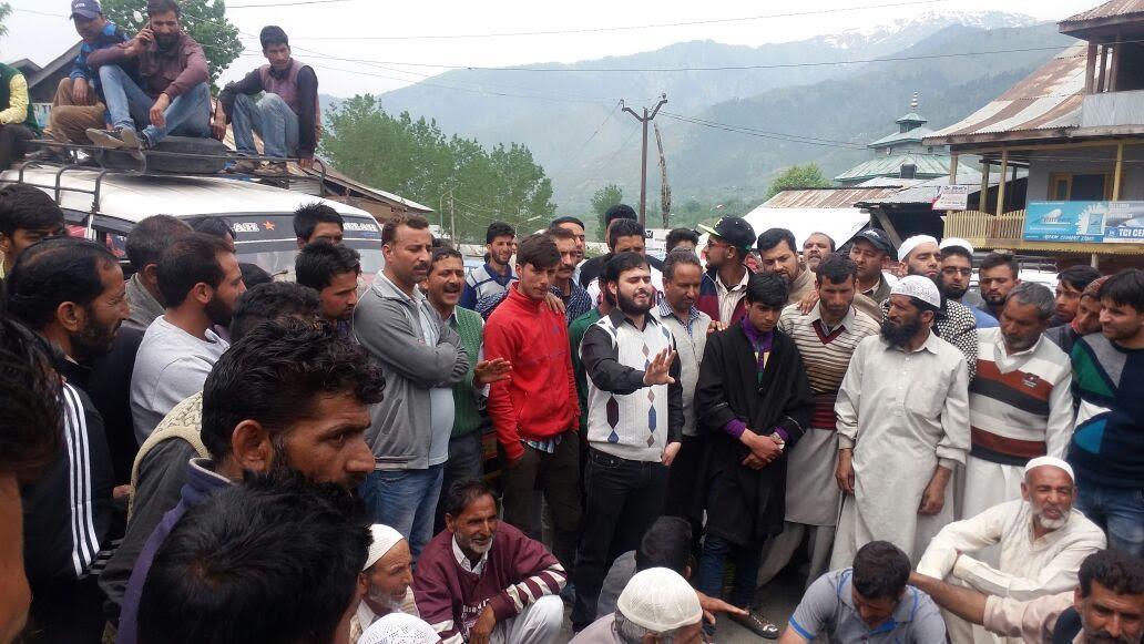 Inhabitants of 15 villages protest against non-availability of power